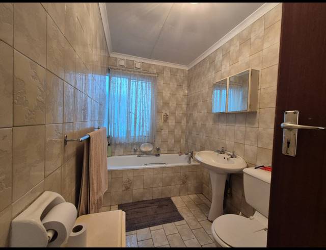 3 BEDROOM TOWNHOUSE FOR SALE IN VANDERBIJLPARK CE 3